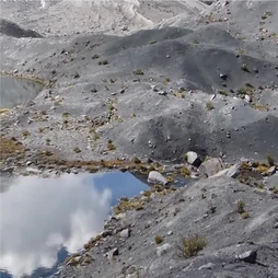Pelechuco Lake, a glacier lake in the Bolivian Andes (video)