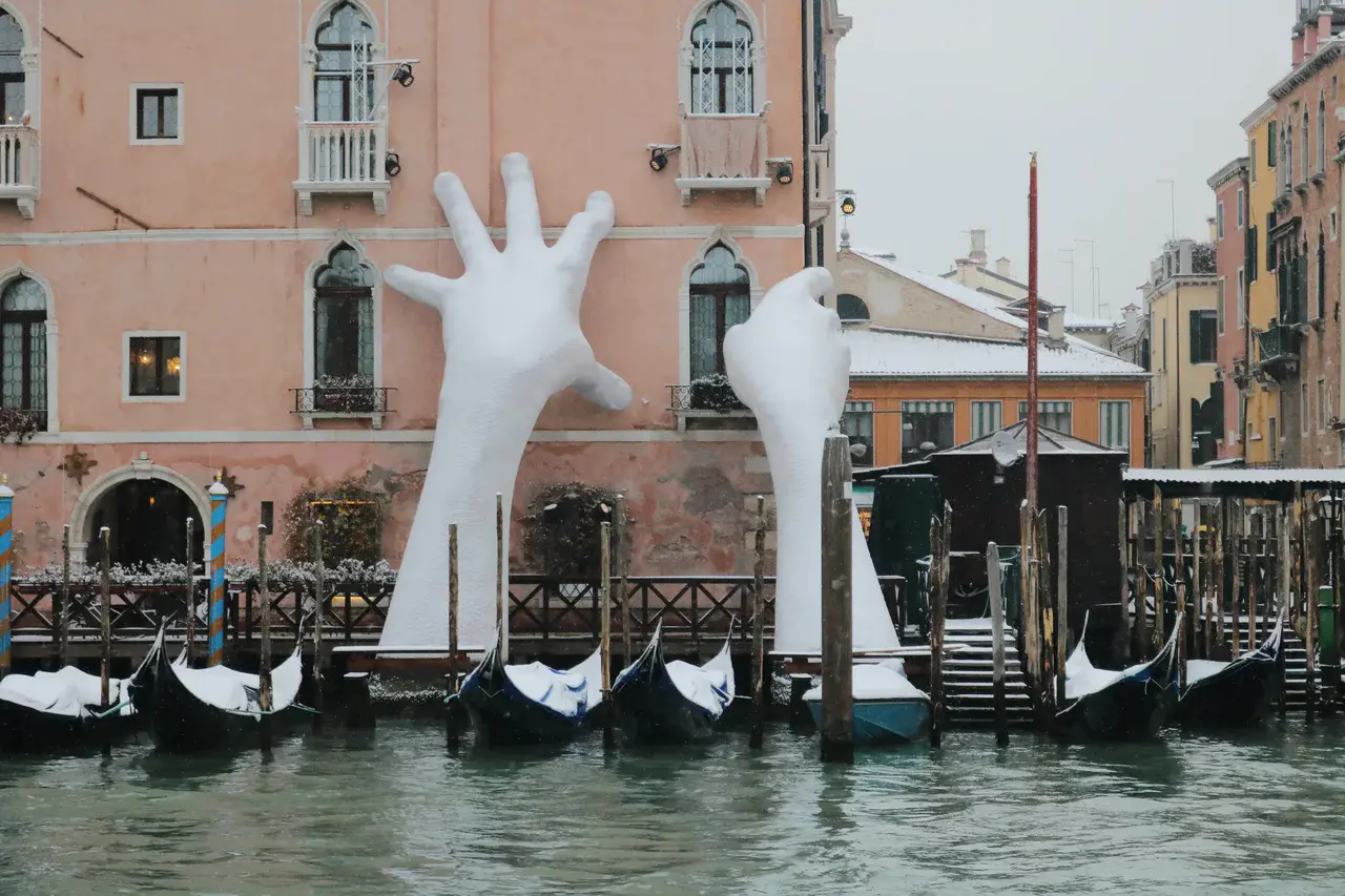 Giant Hands, called Support, in a rare snowy event in a floating city of Venice.jpg (Credit: Hung Vuong Pham)