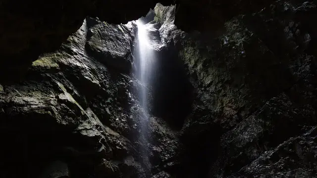 Höhle Schlucht Kleiner Wasserfall (Credit: Glavo, pixabay.com)