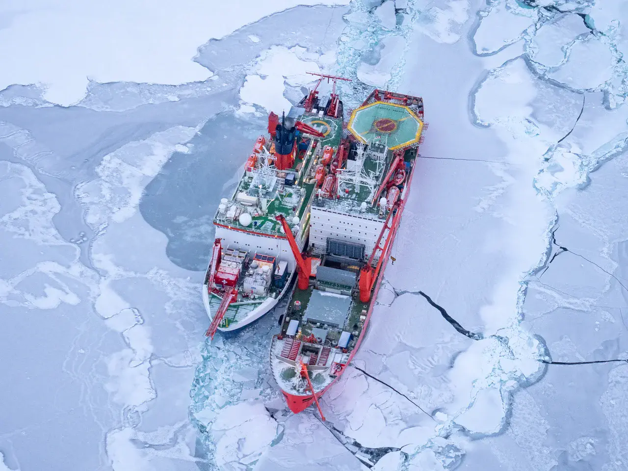 Polarstern and Fedorov (Credit: Jan Rohde, AWI)