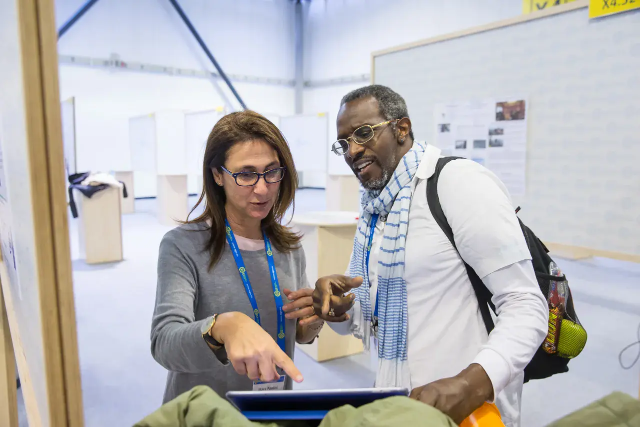 Poster Session - discussing (Credit: EGU/Foto Pfluegl)