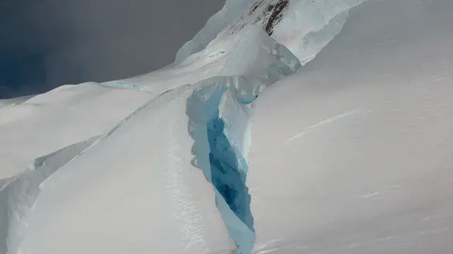 Partly open crevasse in Tangra Mountains, Livingston Island in Antarctica (Credit: Apcbg, Wikimedia Commons)