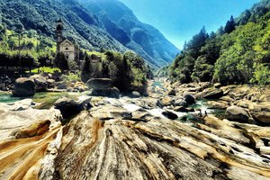 Val Verzasca metamorphic rocks by Giulia Tessari  (imaggeo.egu.eu)