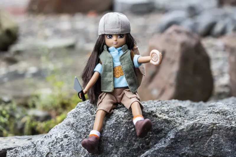 Female doing fieldwork (Credit: Courtesy of Stacy Phillips, EGU 2020 Virtual Artist in Residence @Shtacy_Phillips)