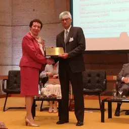 EGU President Alberto Montanari receives IUGG plaque on behalf of EGU