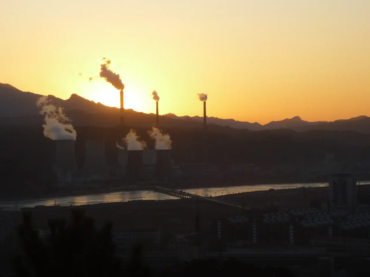Factories in China (Credit: Gustavo M, via flickr)