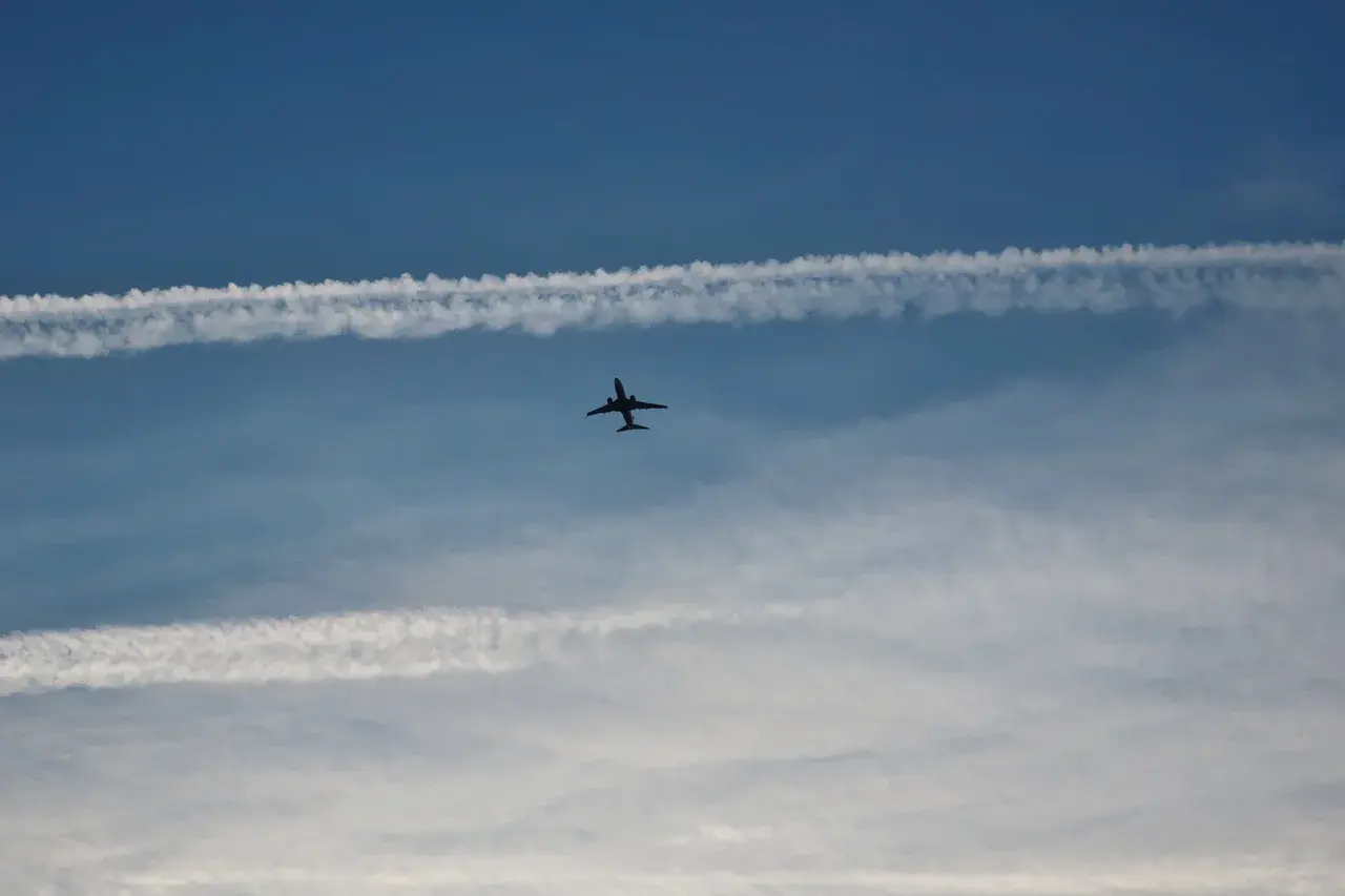 Airplane contrails (Credit: Plum Pine via Flickr)