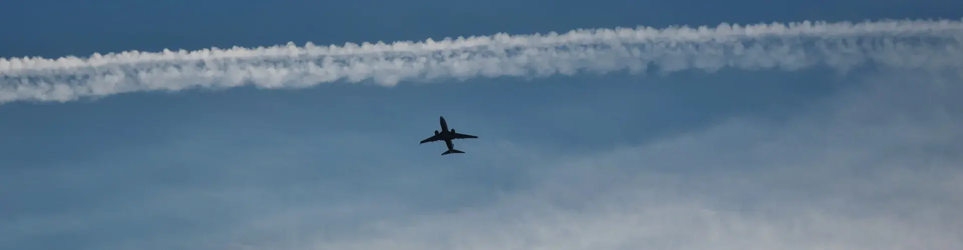 Airplane contrails (Credit: Plum Pine via Flickr)
