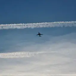 Airplane contrails