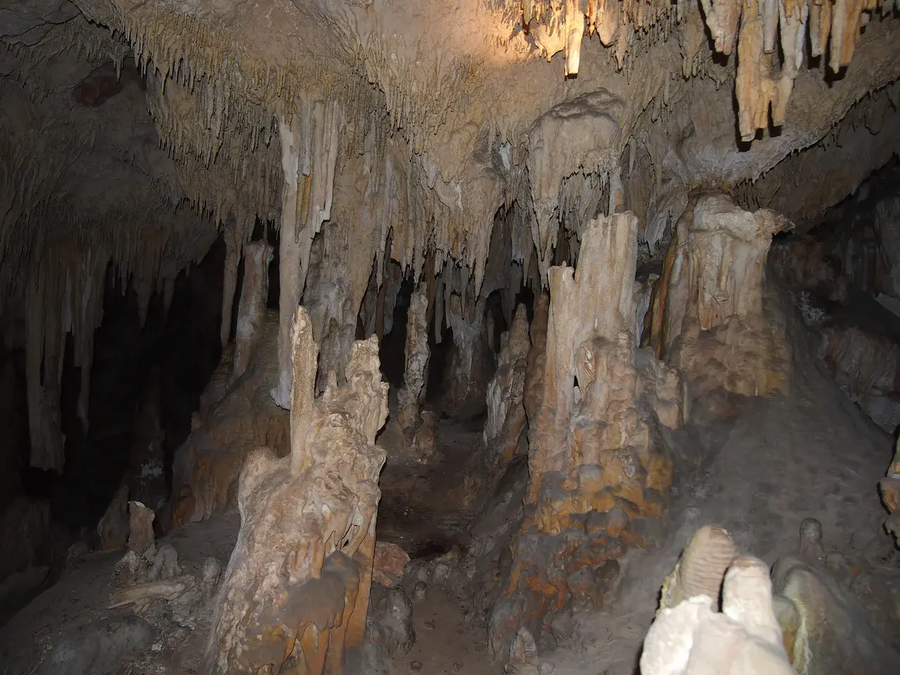 Stalactites and stalagmites in Yonderup cave (Credit: Andy Baker)