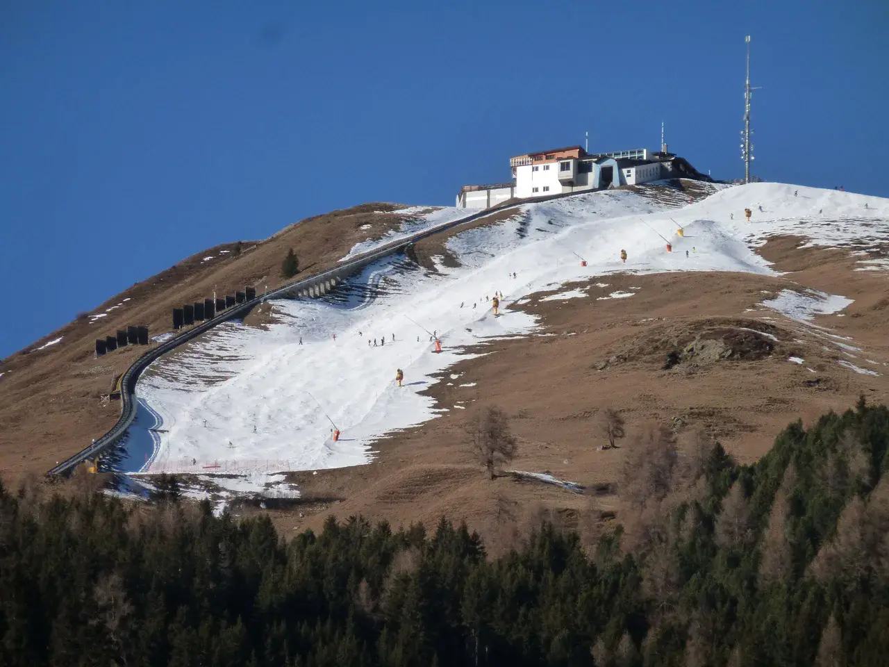 Ski slopes with little snow in Davos, December 2015 (Credit: Archiv SLF)