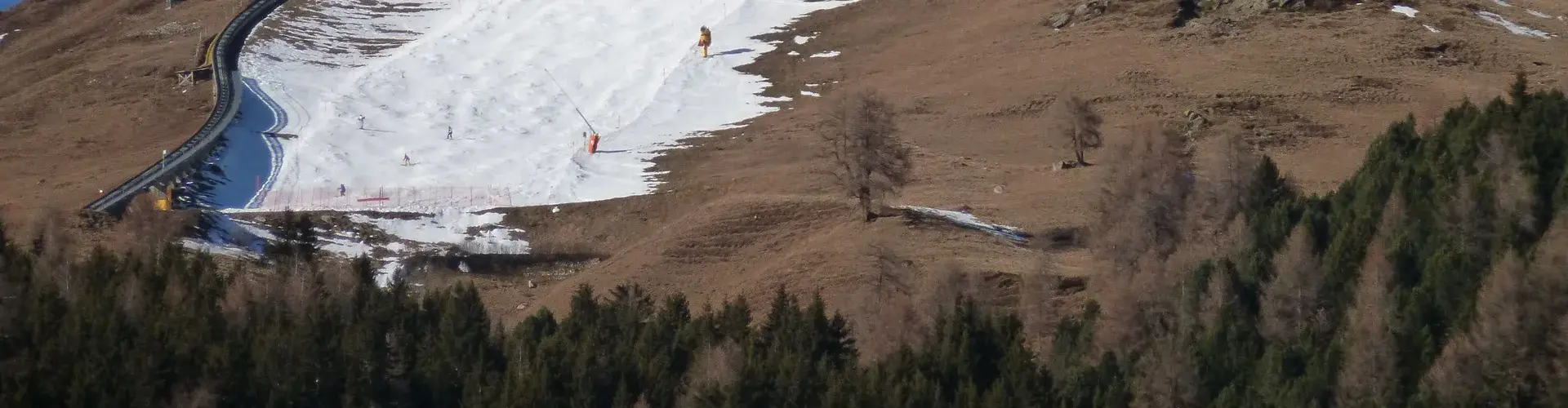 Ski slopes with little snow in Davos, December 2015 (Credit: Archiv SLF)