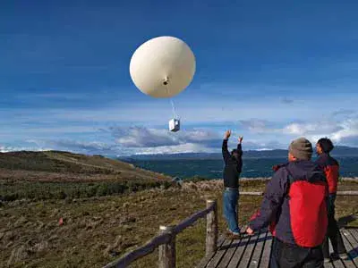 Launch of an ozonesonde at the GAW station in Ushuaia, Argentina (Credit: WMO)
