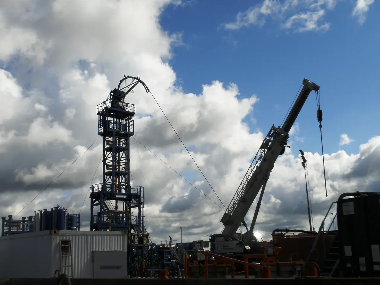 Fracking operations (Credit: Anita Starzycka via Pixabay)