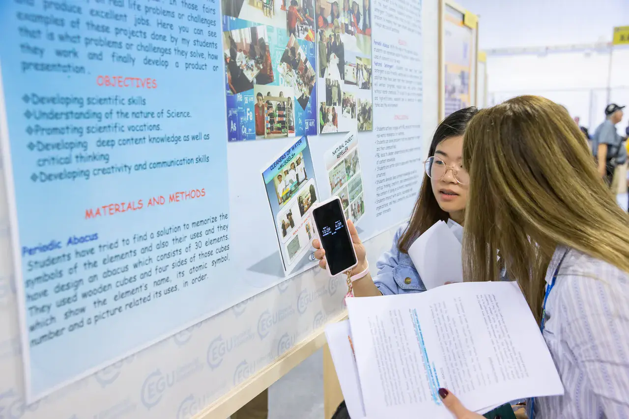 Poster session - sharing (Credit: EGU/Foto Pfluegl)